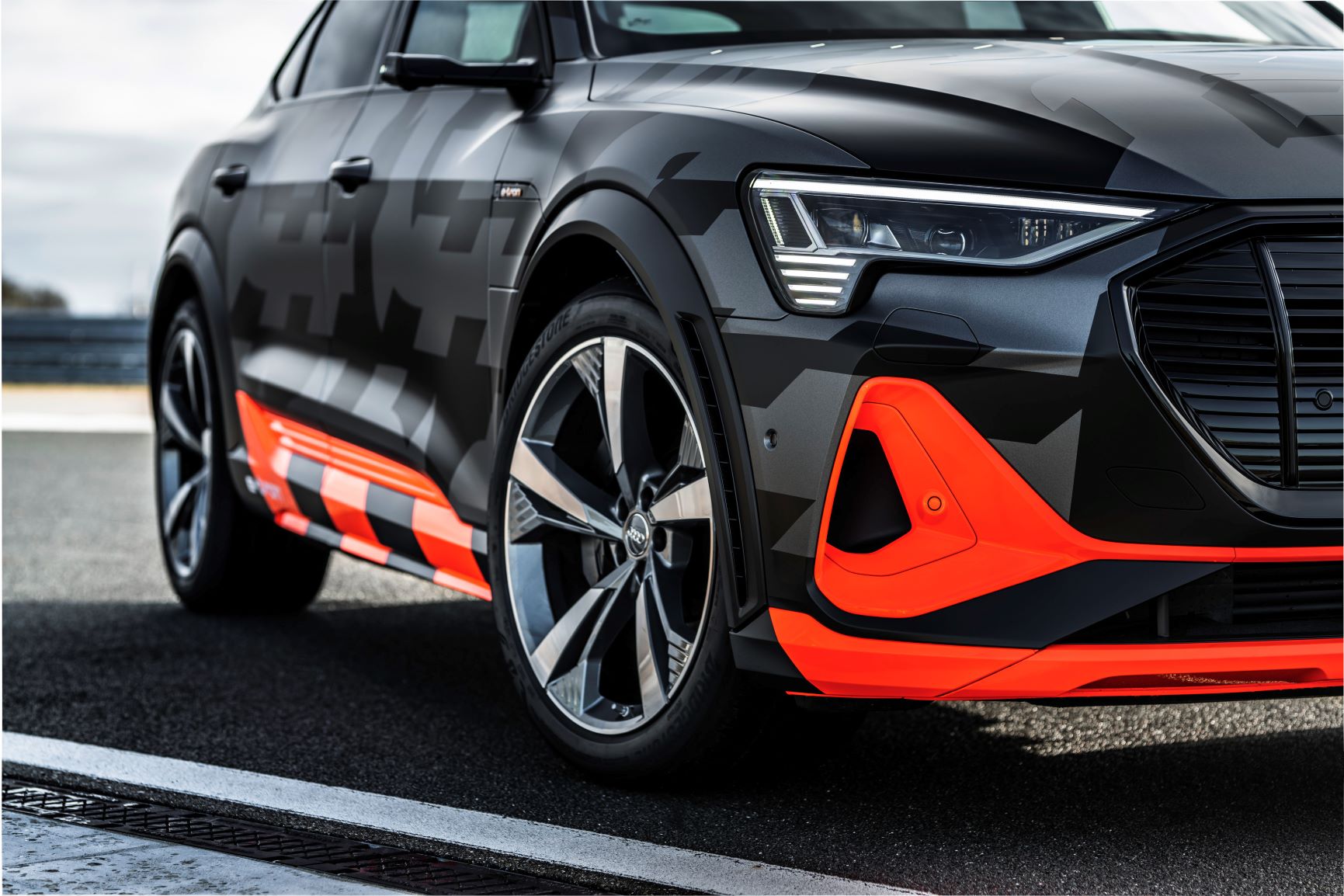 Dynamický, hbitý a elektrický: Audi představuje koncept pohonu pro modely e-tron S 