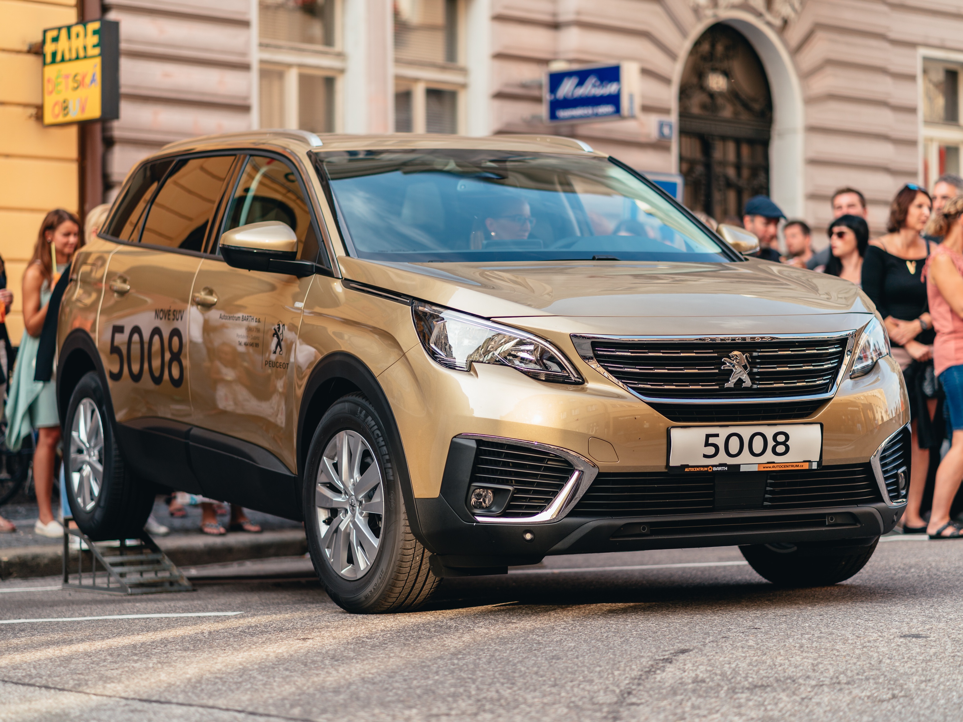 Vyzkoušejte nové sedmimístné SUV Peugeot 5008