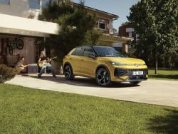 „Rozjeď to s autem Rocku“: Volkswagen T-Roc přijíždí na český trh ve stylu rockové skupiny Blur